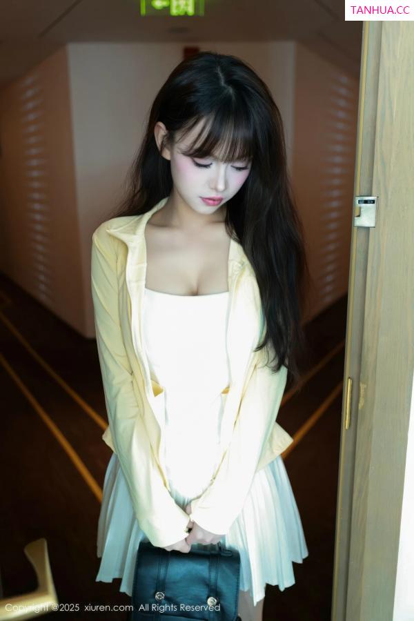  [XiuRen]高清写真图 2025.08.28 No.10702 糯咪 白色短裙第4张图片
